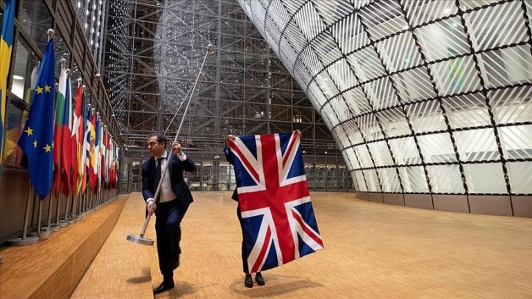 ingiliz bayrakları iniyor