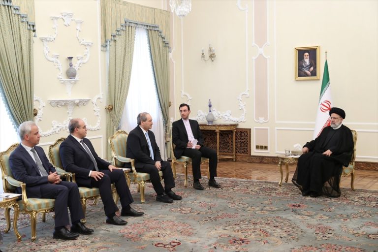 AA-20230801-31819145-31819143-IRAN_CUMHURBASKANI_REISI_SURIYELI_BAKANLARLA_IKI_ULKE_ARASINDAKI_ANLASMALARIN_UYGULANMASINI_GORUSTU