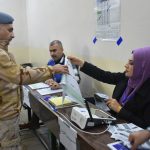 Irak'ın Kerkük kentindeki güvenlik birimi mensupları, yerel seçimler için açılan sandıklarda oy kullanmaya başladı. Kerkük kent merkezindeki Arafa semtinde bulunan el-Vetba okulunda açılan seçim merkezi önünde sabahın erken saatlerinden itibaren uzun kuyruklar oluşturan güvenlik mensupları, alınan yoğun güvenlik önlemleri altında oylarını kullandı. ( Ali Makram Ghareeb - Anadolu Ajansı )